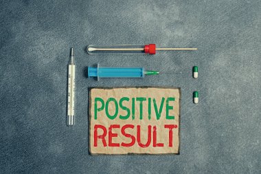 Metin işareti olumlu sonuç gösteriyor. Kavramsal fotoğraf, bir bireyin sağlık durumu değerlendirmesi için not defteri bulunan hastalık, durum ya da biyoişaret setine sahip olduğunu göstermektedir.