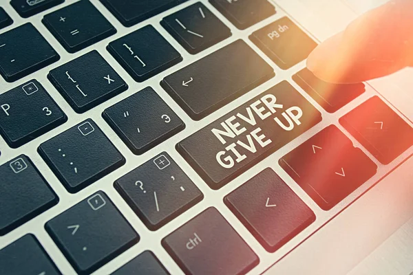 Textskylt med texten Never Give Up. Konceptuell bild vara ihållande att hålla på att försöka förbättra tillståndet PC tangentbord med pekfingret ovanför bakgrunden kopiera utrymme. — Stockfoto