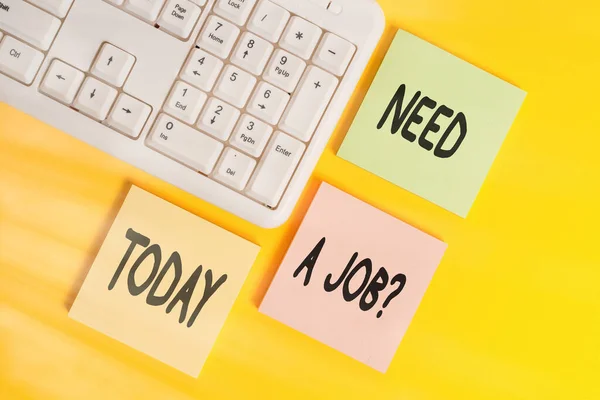 Texte manuscrit Besoin d'une question d'emploi. Concept signifiant recruter une personne pour un rôle ou une fonction spécifique Papiers vides colorés avec espace de copie sur la table d'arrière-plan jaune avec clavier PC. — Photo