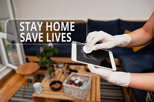 Χειρόγραφο κείμενο γραφής Stay Home Save Lives. Έννοια που σημαίνει μείωση του αριθμού των μολυσμένων ασθενών με τη μη έξοδο από το σπίτι Μόλυνση εντός ηλεκτρονικών gadgets sufaces ελέγχεται από — Φωτογραφία Αρχείου
