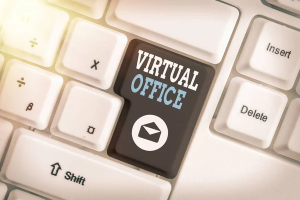 Texto de escritura de palabras Oficina Virtual. Concepto de negocio para el dominio operativo de cualquier negocio u organización virtualmente Tecla de color diferente con accesorios dispuestos en espacio de copia vacío . — Foto de Stock