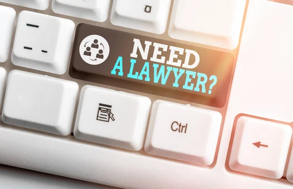 弁護士の質問が必要なことを示すメモを書く。法的問題や紛争を必要とする誰かを尋ねるビジネス写真空のコピースペースに配置されたアクセサリーと色のキーボードキー. — ストック写真