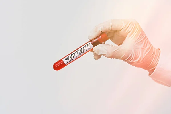 Escribir nota mostrando sintomático. Foto de negocios mostrando que sirve como síntoma o signo especialmente de algo indeseable Vial de muestra de sangre extraída listo para el examen de diagnóstico médico  . —  Fotos de Stock