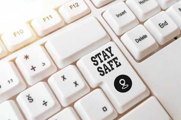 Textschild mit der Aufschrift Stay Safe. Konzeptfoto sicher vor Gefahr, Schaden oder Ort, um Artikel aufzubewahren PC-Tastatur-Taste mit leerem Notizpapier über Hintergrundkopierraum. — Stockfoto