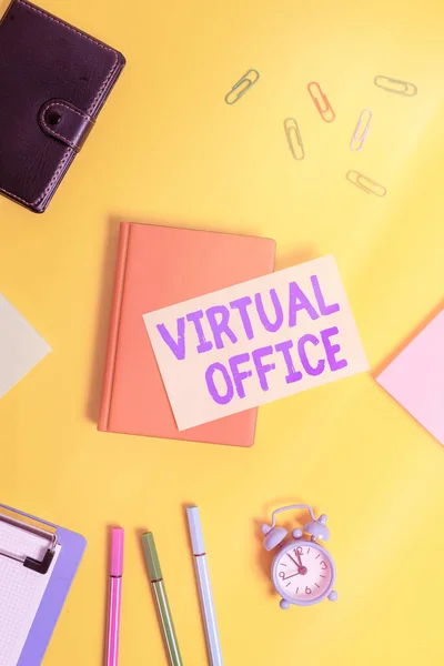 Signo de texto que muestra Oficina Virtual. Foto conceptual dominio operativo de cualquier negocio u organización prácticamente plano poner por encima de la mesa con el espacio de copia clips de papel reloj y lápices . — Foto de Stock