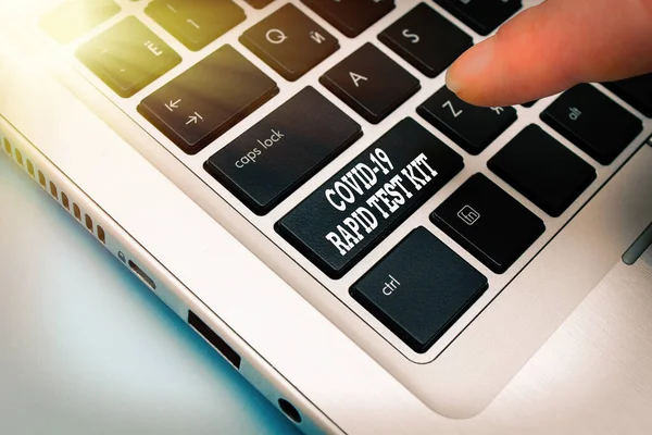 Handschriftliches Schnelltest-Kit. Konzept bedeutet medizinische Notfall-Diagnosegeräte, die schnelle Ergebnisse liefern PC-Tastatur mit Zeigefinger über Hintergrundkopierraum. — Stockfoto