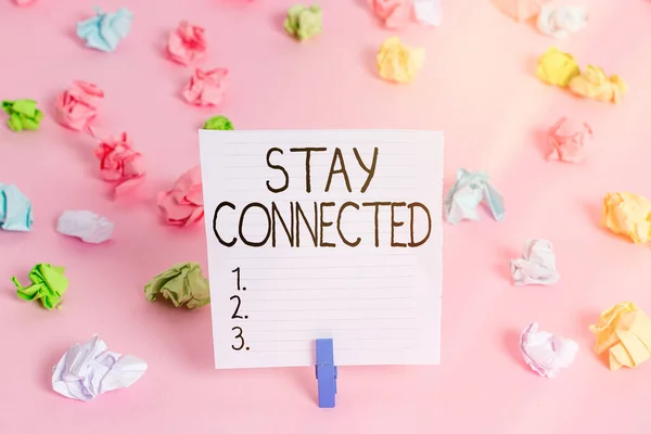 Konzeptionelle Handschrift, die Stay Connected zeigt. Geschäftsfotos, die zeigen, dass sie weiterhin soziale professionelle Geschäftsbeziehung haben Farbige zerknüllte Papiere leere Erinnerung rosa Fußbodenklammer. — Stockfoto