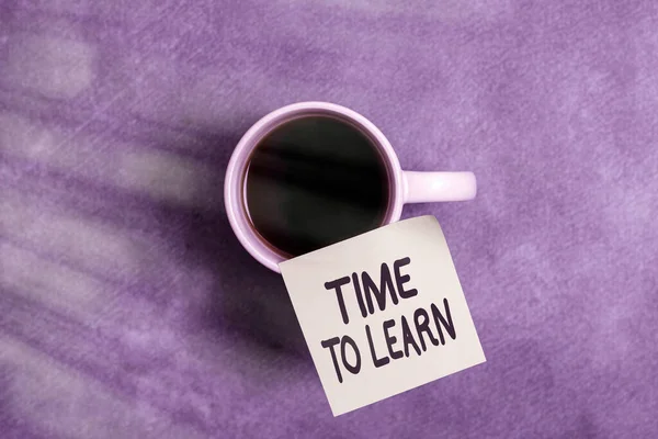 "Conceptual hand writing showing Time To Learn". Photo d'affaires montrant la nécessité d'acquérir des connaissances ou une compréhension des faits et des idées Accessoires en papier avec smartphone sur fond différent. — Photo