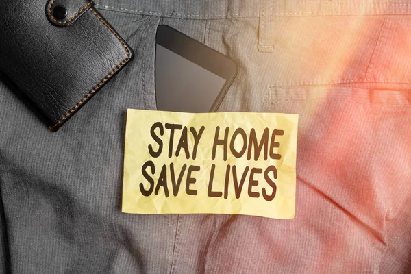 Piszę notatkę z "Stay Home Save Lives". Biznes zdjęcie pokazujące zmniejszenie liczby zakażonych pacjentów, nie wychodząc z domu Smartphone urządzenie wewnątrz spodni przedniej kieszeni z portfelem. — Zdjęcie stockowe