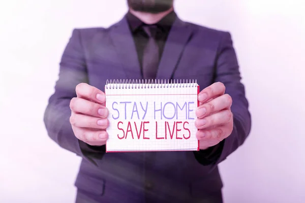 Χειρόγραφο κείμενο γραφής Stay Home Save Lives. Έννοια που σημαίνει ότι μειώνει τον αριθμό των ασθενών που έχουν μολυνθεί με το να μην αφήνει το σπίτι Μοντέλο εμφανίζει διαφορετικό κενό χρώμα σημειωματάριο μακέτα-up για την ιδέα γραφής. — Φωτογραφία Αρχείου