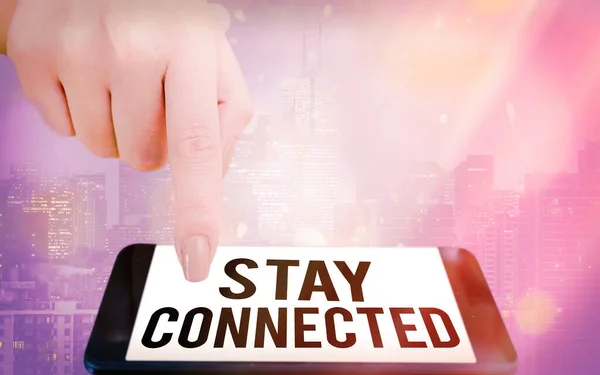 Escrevendo um bilhete mostrando Stay Connected. Foto de negócios mostrando para permanecer tendo relacionamento comercial profissional social Tela branca de gadgets modernos sob fundo bokeh colorido . — Fotografia de Stock