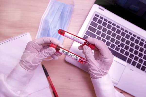 Signo de texto mostrando Presentación. Foto conceptual demuestra y explica una nueva idea de producto o pieza de trabajo Vial de muestra de sangre extraída con la última tecnología lista para su examen . —  Fotos de Stock