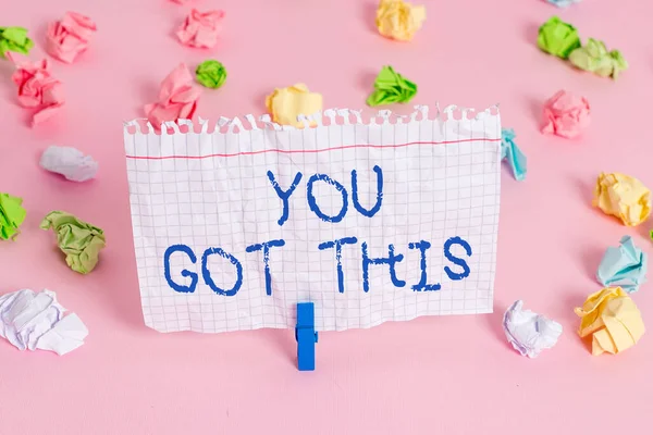 Conceptueel handschrift dat laat zien dat je dit hebt. Zakelijke foto presentatie om iemand aan te moedigen om te slagen in het omgaan met iets Gekleurde verfrommelde papieren lege herinnering roze vloer wasknijper. — Stockfoto