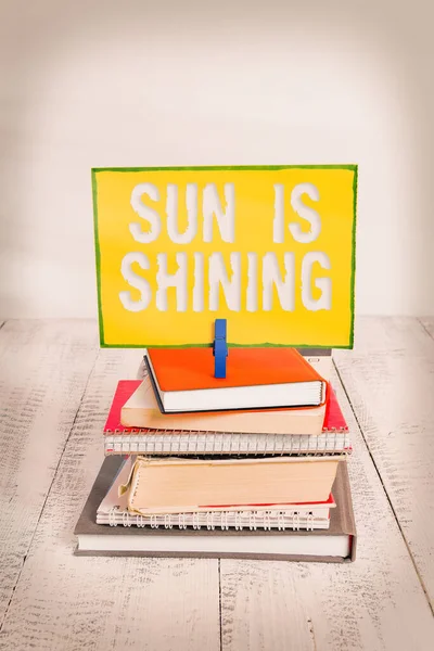 Rukopis Sun Is Shining. Koncept znamená, že je to něco šíří teplo, štěstí, a potěšení hromádka skládané knihy notebook pin oblečení kolík barevné připomínka bílá dřevěná. — Stock fotografie