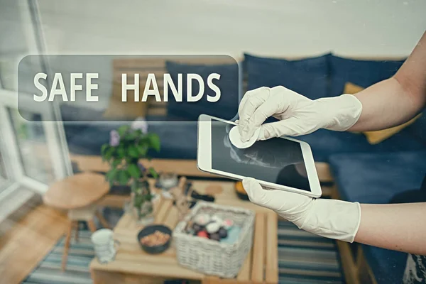 Handschrift tekst schrijven Safe Hands. Concept betekent het waarborgen van de steriliteit en reinheid van de handen voor decontaminatie Verontreiniging in elektronische gadgets oppervlakken gecontroleerd door desinfecterend middel. — Stockfoto