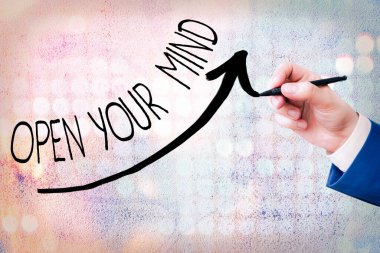 Sözcük metni Zihnini Aç. Dijital ok başı eğrisinin yukarı doğru yükselmesi, büyüme kavramını gösteren farklı fikirleri veya düşünme şekillerini anlamak için iş kavramı.