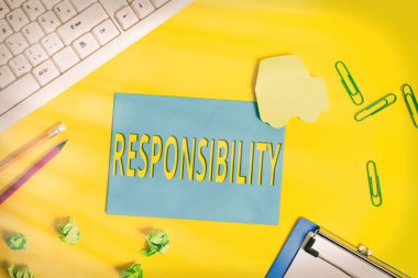 Sorumluluğunu gösteren mesaj işareti. Fotokopi alanı ve renkli ataçlarla boş kağıdın üzerinde duran bir şeyle ilgilenen durum ya da gerçeklik kavramsal fotoğraf.