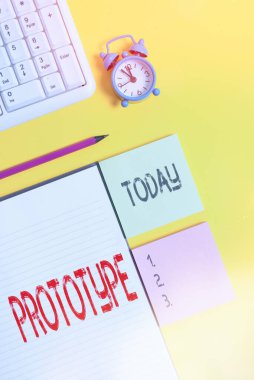 El yazısı Prototipi. Kavram, özellikle kağıt raptiyeler saat mobil ve pc klavye ile masa üzerinde buruşuk beyaz kağıt geliştiren bir makinenin ön modeli anlamına gelir.