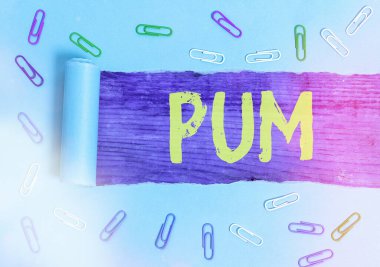El yazısı Pum. Kavram, yasal uygulamalarla gerçekleştirilebilen istenmeyen değişim anlamına gelir. Yırtılmış karton rulo, klasik bir masa arkaplanının üzerine yerleştirilir..