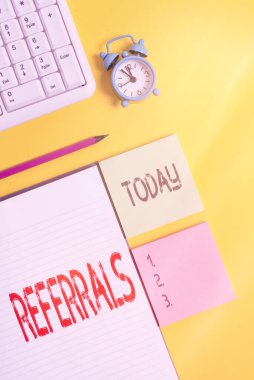 El yazısı metin yazma yansımaları. Kavram, birinin ya da bir şeyin araştırma yapması ya da başka bir eylemde bulunması anlamına gelir. Kağıt raptiyeli beyaz kağıt saat mobil ve pc klavyeli..