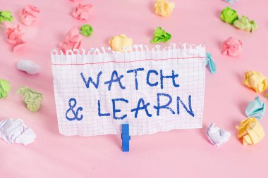 Saat ve Öğrenme 'yi gösteren kavramsal el yazısı. İş fotoğrafı gösterimi bir eylem ya da işlerin nasıl yapılacağını gösteriyor. Renkli, buruşuk kağıtlar boş, hatırlatıcı, pembe, çamaşır tokası..