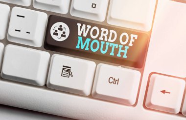 Ağzından çıkanı kulağın duyuyor mu? Boş kopyalama alanına aksesuarları yerleştirilmiş renkli klavye anahtarı olmadan iletilen iş fotoğrafı görüntüleme bilgileri.