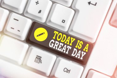 Bugünün harika bir gün olduğunu gösteren bir not yazıyorum. İş fotoğrafında istekliliğin ifadesi ve hatta hevesliliğin ifadesi gösteriliyor. Boş kopya alanına aksesuarlar yerleştirilmiş renkli klavye anahtarı..