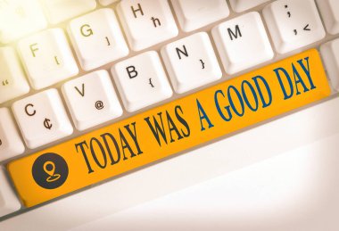 Bugünün iyi bir gün olduğunu gösteren kavramsal el yazısı. İş fotoğrafı pozitifliği. Anın tadını çıkarıyorum. Fotokopi alanındaki aksesuarlarla birlikte eğlenceli renkli klavye anahtarı..