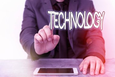 Teknolojiyi gösteren bir işaret. Bilimsel bilginin endüstride pratik amaçlar için kavramsal fotoğraf kullanımı. Model, kişisel çıkarlar için siyah ekran modern akıllı telefon modeli sergiliyor..