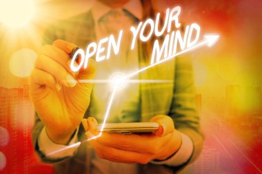 Sözcük metni Zihnini Aç. Farklı fikirleri anlamak için iş konsepti veya Arrow sembolünün yukarı doğru gidişini anlamak önemli başarılar göstermektedir..