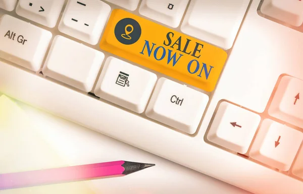 Texto de escritura de palabras Sale Now On. Concepto de negocio para descuentos y ventas promocionales oferta de marketing minorista Teclado de diferentes colores con accesorios dispuestos en espacio de copia vacío . —  Fotos de Stock