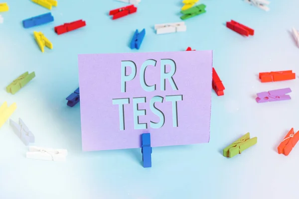 Tekst pisma Pcr Test. Koncepcja oznaczająca jakościowe wykrycie genomu wirusa w obrębie krótkiej seqeunce DNA Kolorowe papiery szpilki puste przypomnienie niebieska podłoga tło biurowe pin. — Zdjęcie stockowe