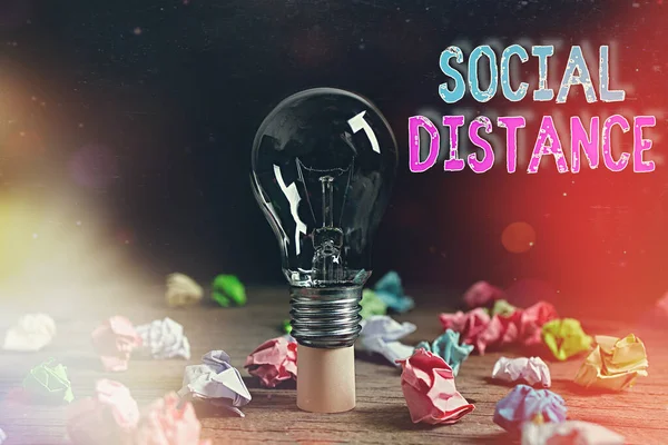 Текст слова Social Distance. Бизнес-концепция для степени принятия общего взаимодействия индивидов Реалистичные цветные лампочки, идея знакового решения концепции мышления. — стоковое фото