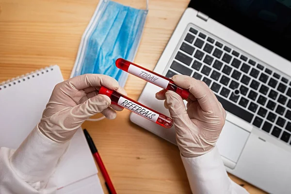 Signo de texto que muestra Referencias. Foto conceptual alguien o algo para investigar o tomar cualquier acción adicional Vial de muestra de sangre extraída con la última tecnología lista para su examen . —  Fotos de Stock