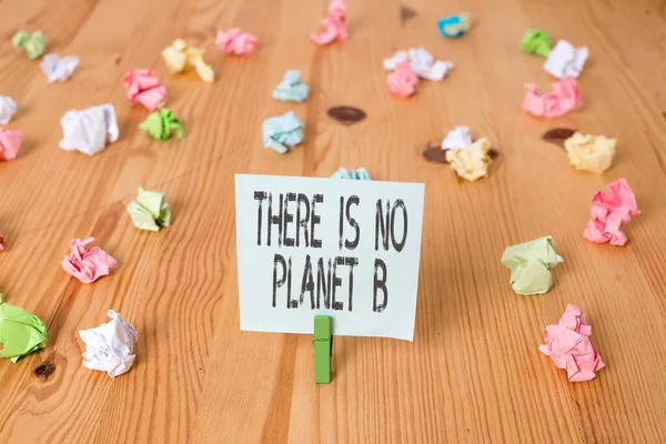 Text rukopisu Není žádná planeta B. Koncept znamená Výběr ekologického životního stylu Odpadové hospodářství Barevné zmačkané papíry prázdné upomínka dřevěné podlahy prádlo kolík. — Stock fotografie