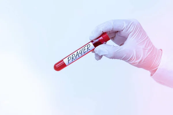 Escribiendo nota mostrando la Oración. Foto de negocios mostrando solemne solicitud de ayuda o expresión de agradecimiento dirigida a Dios Vial de muestra de sangre extraída lista para examen de diagnóstico médico  . —  Fotos de Stock