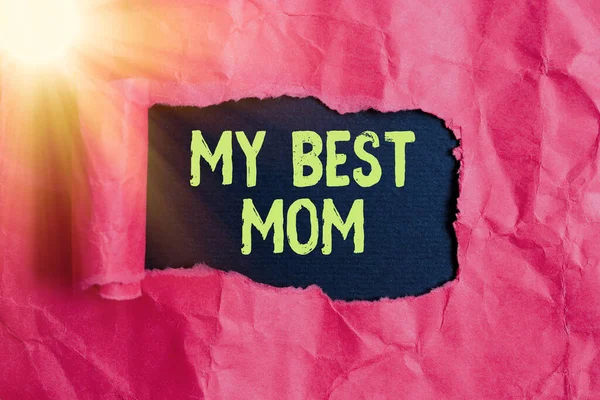 En iyi annemi gösteren bir mesaj. Annenin kavramsal fotoğrafı aşk duygularının takdir edilmesi iltifattır ahşap bir masanın üzerine yerleştirilmiş parçalanmış karton.. — Stok fotoğraf