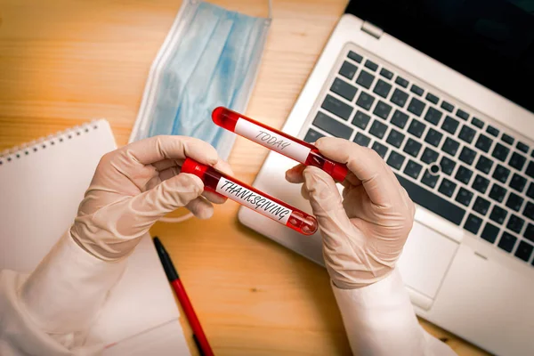 Signo de texto que muestra Acción de Gracias. Foto conceptual reconocimiento agradecido de los beneficios favores particularmente de Dios Frasco de muestra de sangre extraída con la última tecnología lista para su examen . —  Fotos de Stock