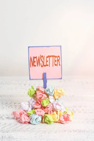 Sinal de texto mostrando Newsletter. Foto conceitual o boletim foi dado aos membros de uma empresa regularmente Lembrete pilha colorido papel enrugado pano lembrete espaço em madeira branca . — Fotografia de Stock