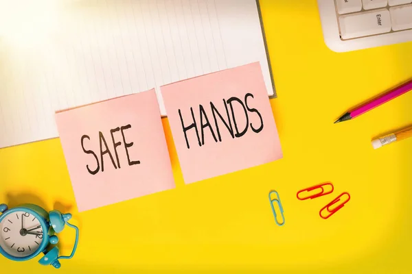 Kézírás szöveg Biztonságos kezek. Fogalom jelentése Biztosítása a sterilitás és tisztaság a kezét fertőtlenítés Lapos feküdt asztal felett üres papírok másolási hely szöveges üzenetek. — Stock Fotó