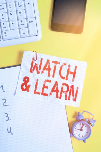 Escritura a mano escritura de texto Ver y aprender. Concepto que significa demostrar una acción o ideas de cómo hacer las cosas Libro blanco arrugado en la mesa con clips de papel reloj móvil y teclado PC . — Foto de Stock