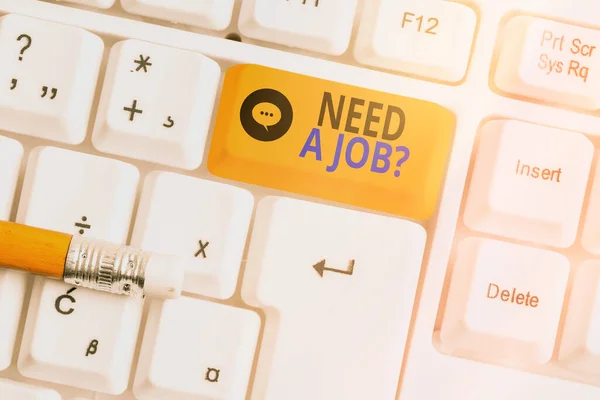 Signe texte montrant Besoin d'une question d'emploi. Photo conceptuelle pour recruter une personne pour un rôle ou une fonction spécifique Touche clavier de couleur différente avec accessoires disposés sur un espace de copie vide. — Photo