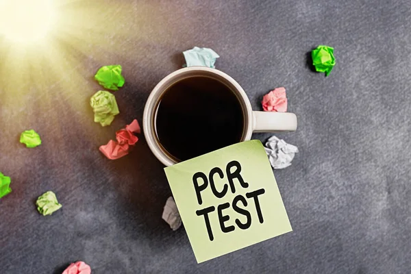 Note d'écriture montrant Pcr Test. Photo d'affaires montrant la détection qualitative du génome viral dans la courte séquence d'ADN Accessoires en papier avec smartphone disposés sur différents arrière-plans. — Photo