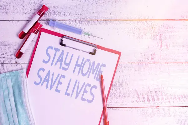Πινακίδα που δείχνει το Stay Home Save Lives. Η εννοιολογική φωτογραφία μειώνει τον αριθμό των ασθενών που έχουν μολυνθεί μη αφήνοντας το σπίτι. — Φωτογραφία Αρχείου
