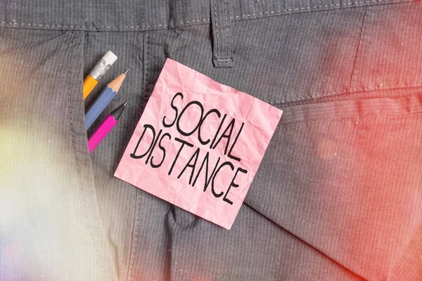 Texte indiquant la Distance Sociale. Photo conceptuelle degré d'acceptation de l'interaction générale des individus Matériel d'écriture et papier rose poche intérieure du pantalon de travail de l'homme. — Photo