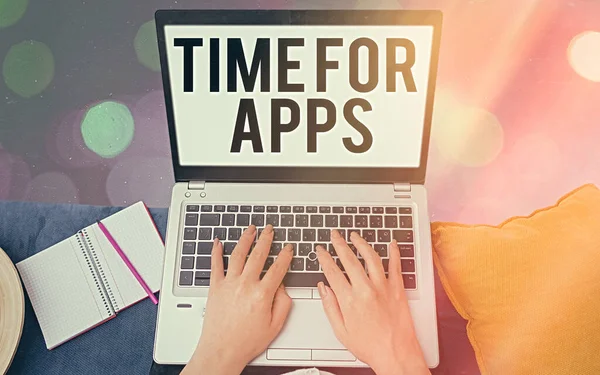 Ecriture conceptuelle montrant Time For Apps. Photo d'affaires mettant en valeur faire usage de l'application ou des services en utilisant les technologies Écran blanc gadgets modernes sous fond bokeh coloré. — Photo