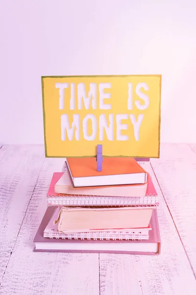 Handschrifttekst Time Is Money. Concept betekenis om dingen te doen zo snel mogelijk en niet te verspillen tijd stapel gestapelde boeken notebook pin wasknijper gekleurde herinnering wit hout. — Stockfoto