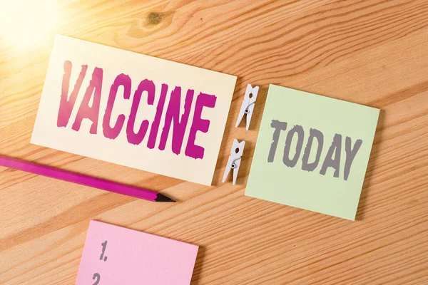 Konceptuell handstil som visar Vaccin. Business foto text beredning av dödade mikroorganismer eller levande försvagade organismer Färgade hopskrynklade papper trägolv bakgrund klädnypa. — Stockfoto