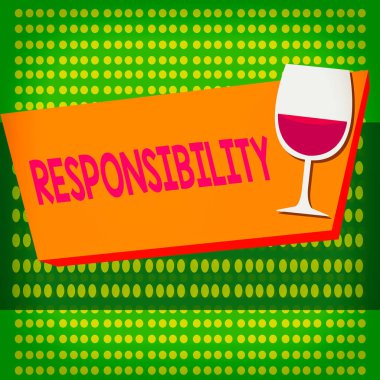 Sorumluluğunu gösteren bir not yazıyorum. Şarap Dikdörtgen şeklindeki kadehlerle dolu yarım tonluk bir bardakla ilgili durum ya da gerçekliği gösteren bir iş fotoğrafı..