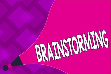 Beyin fırtınasını gösteren bir not yazıyorum. Fikir ve çözümlere yol açan iş fotoğraflarının yer aldığı grup tartışması. Yüksek Ses Yoğunluğu ve Ses Yoğunluğunu Büyüten Megafon konuşmacısı sorunları..